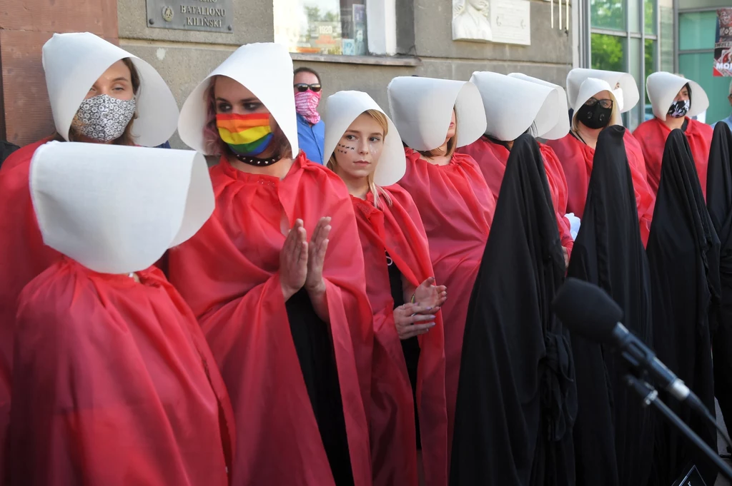 Następnie manifestanci przeszli ul. Marszałkowską, Al. Jerozolimskimi i ul. Bracką. W trakcie przemarszu jego uczestnicy skandowali m.in. hasła: "Nie będziemy ofiarami", "Chrońcie córki, edukujcie synów", "Zostawcie plakaciary, ścigajcie gwałcicieli" i "Przemoc karmi się milczeniem". Następnie manifestanci przeszli ul. Marszałkowską, Al. Jerozolimskimi i ul. Bracką. W trakcie przemarszu jego uczestnicy skandowali m.in. hasła: "Nie będziemy ofiarami", "Chrońcie córki, edukujcie synów", "Zostawcie plakaciary, ścigajcie gwałcicieli" i "Przemoc karmi się milczeniem".