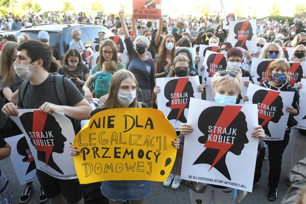 W przemarszu niesione były plakaty Strajku Kobiet, flagi Unii Europejskiej oraz w kolorach tęczy.W przemarszu niesione były plakaty Strajku Kobiet, flagi Unii Europejskiej oraz w kolorach tęczy. W przemarszu niesione były plakaty Strajku Kobiet, flagi Unii Europejskiej oraz w kolorach tęczy.W przemarszu niesione były plakaty Strajku Kobiet, flagi Unii Europejskiej oraz w kolorach tęczy.