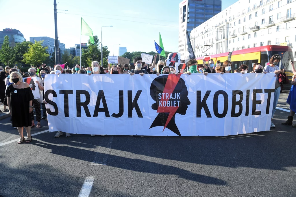 Jak dodała, "pomimo ratyfikowania tej konwencji, ciągle mamy wiele do zrobienia w tym obszarze". "W Polsce cały czas mamy do czynienia z bardzo wieloma przypadkami zabójstw kobiet, samobójstw, pobić ze skutkiem śmiertelnym. (...) Zapowiedź wypowiedzenia konwencji, obawiam się, że jeszcze bardziej te standardy ochrony praw kobiet obniży" - oceniła Nowakowska. Jak dodała, "pomimo ratyfikowania tej konwencji, ciągle mamy wiele do zrobienia w tym obszarze". "W Polsce cały czas mamy do czynienia z bardzo wieloma przypadkami zabójstw kobiet, samobójstw, pobić ze skutkiem śmiertelnym. (...) Zapowiedź wypowiedzenia konwencji, obawiam się, że jeszcze bardziej te standardy ochrony praw kobiet obniży" - oceniła Nowakowska.