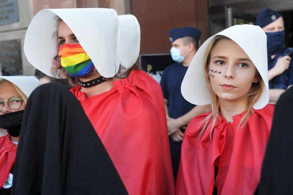 Minister Maląg mówiła przed tygodniem, że decyzja o wypowiedzeniu konwencji jeszcze nie została podjęta. Zaznaczała, że trwają w tej sprawie analizy. "Nie możemy pozwolić na narzucanie Polsce jakichkolwiek treści ideologicznych, które nie są zgodne z polską konstytucją i zasadami obowiązującymi w naszym kraju" - mówiła. Minister Maląg mówiła przed tygodniem, że decyzja o wypowiedzeniu konwencji jeszcze nie została podjęta. Zaznaczała, że trwają w tej sprawie analizy. "Nie możemy pozwolić na narzucanie Polsce jakichkolwiek treści ideologicznych, które nie są zgodne z polską konstytucją i zasadami obowiązującymi w naszym kraju" - mówiła.