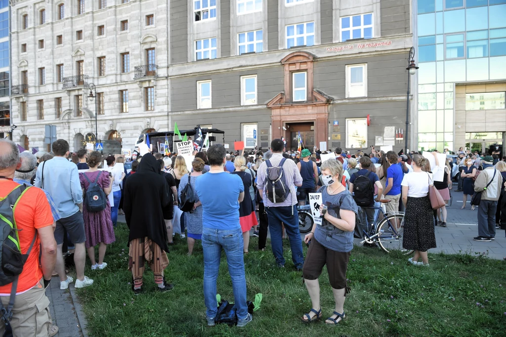 Polska podpisała konwencję w grudniu 2012 r., a ratyfikowała - w 2015 r. Od początku budziła ona kontrowersje; przytaczano argumenty o jej niezgodności z konstytucją oraz o tym, że stanowi zagrożenie dla polskiej tradycji rodziny. Polska podpisała konwencję w grudniu 2012 r., a ratyfikowała - w 2015 r. Od początku budziła ona kontrowersje; przytaczano argumenty o jej niezgodności z konstytucją oraz o tym, że stanowi zagrożenie dla polskiej tradycji rodziny.