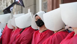 Na zdj. pikieta Strajku Kobiet przed siedzibą Ordo Iuris w związku z postulatami wypowiedzenia przez Polskę konwencji antyprzemocowej (24.07.2020)