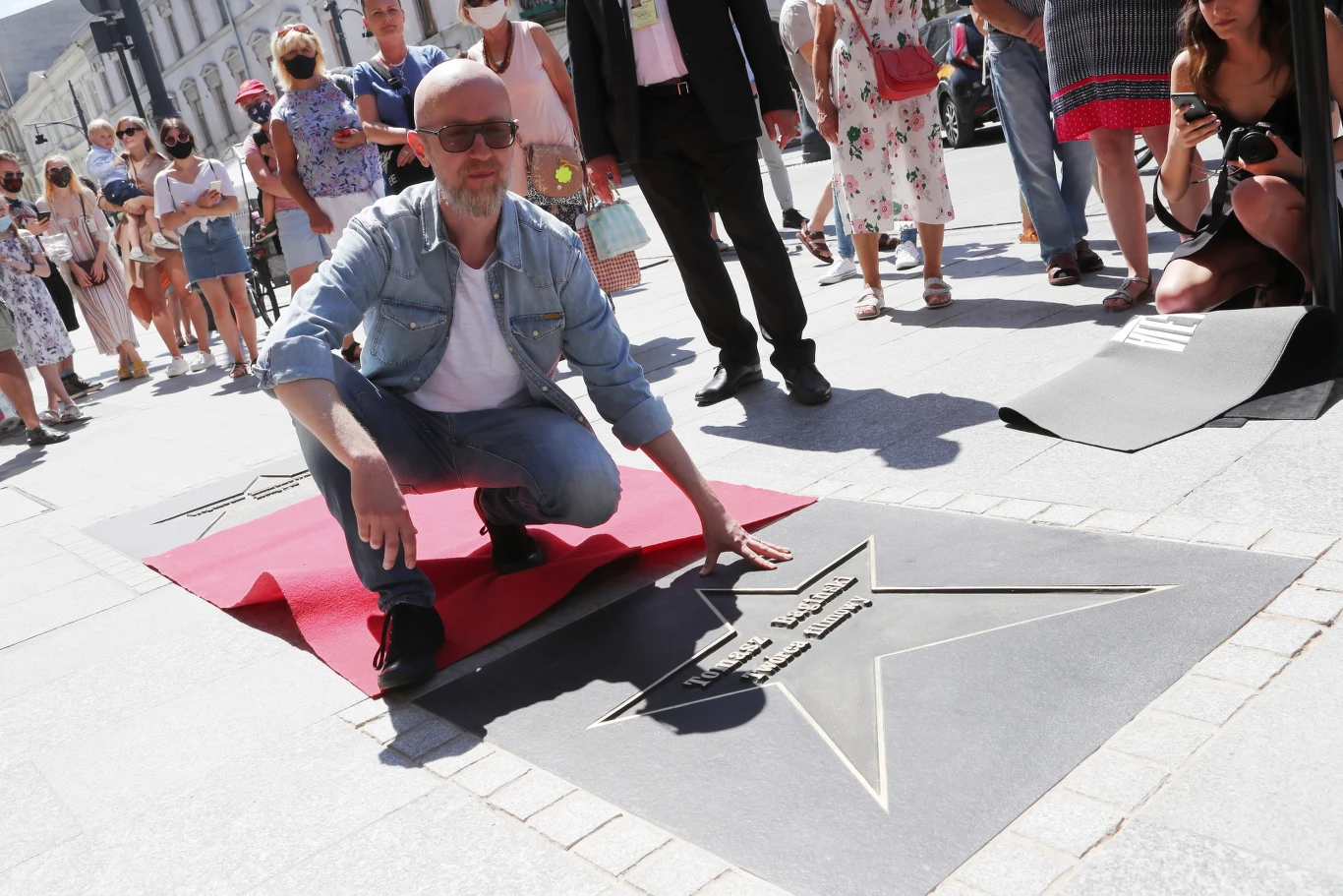 Tomasz Bagiński podczas uroczystości odsłonięcia swojej gwiazdy w Łódzkiej Alei Gwiazd Tomasz Bagiński podczas uroczystości odsłonięcia swojej gwiazdy w Łódzkiej Alei Gwiazd