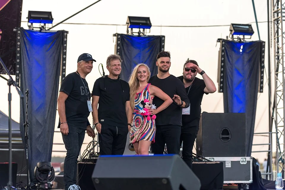 Zespół ERII gra muzykę w klimacie szeroko pojętego rocka Zespół ERII gra muzykę w klimacie szeroko pojętego rocka