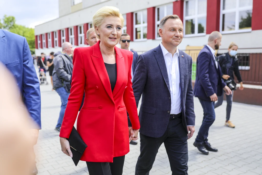 Agata Kornhauser-Duda podobnie jak Małgorzata Trzaskowska nie wybiera zbyt często mocnego akcentu kolorystycznego w swoich ubraniach, ale jeżeli już się to zdarzy, to stara się go stonować spokojnymi dodatkami w odcieniach czerni lub bieli.