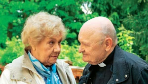 Proboszcz (Maciej Damięcki) zwierzy się ze swoich problemów Barbarze (Teresa Lipowska)