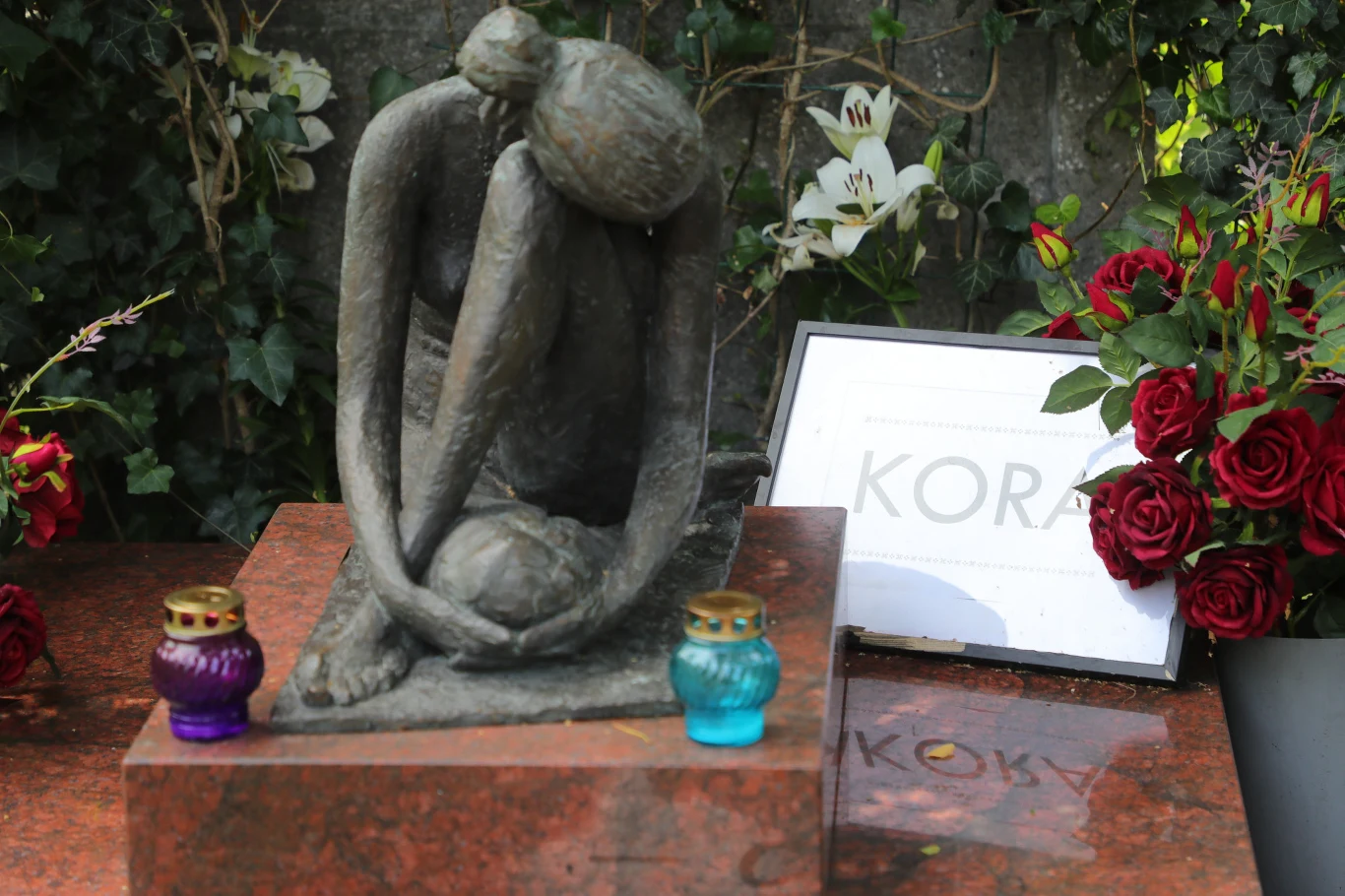 Tak wygląda nowy grób Kory na Cmentarzu Wojskowym na Powązkach w Warszawie. Tak wygląda nowy grób Kory na Cmentarzu Wojskowym na Powązkach w Warszawie.