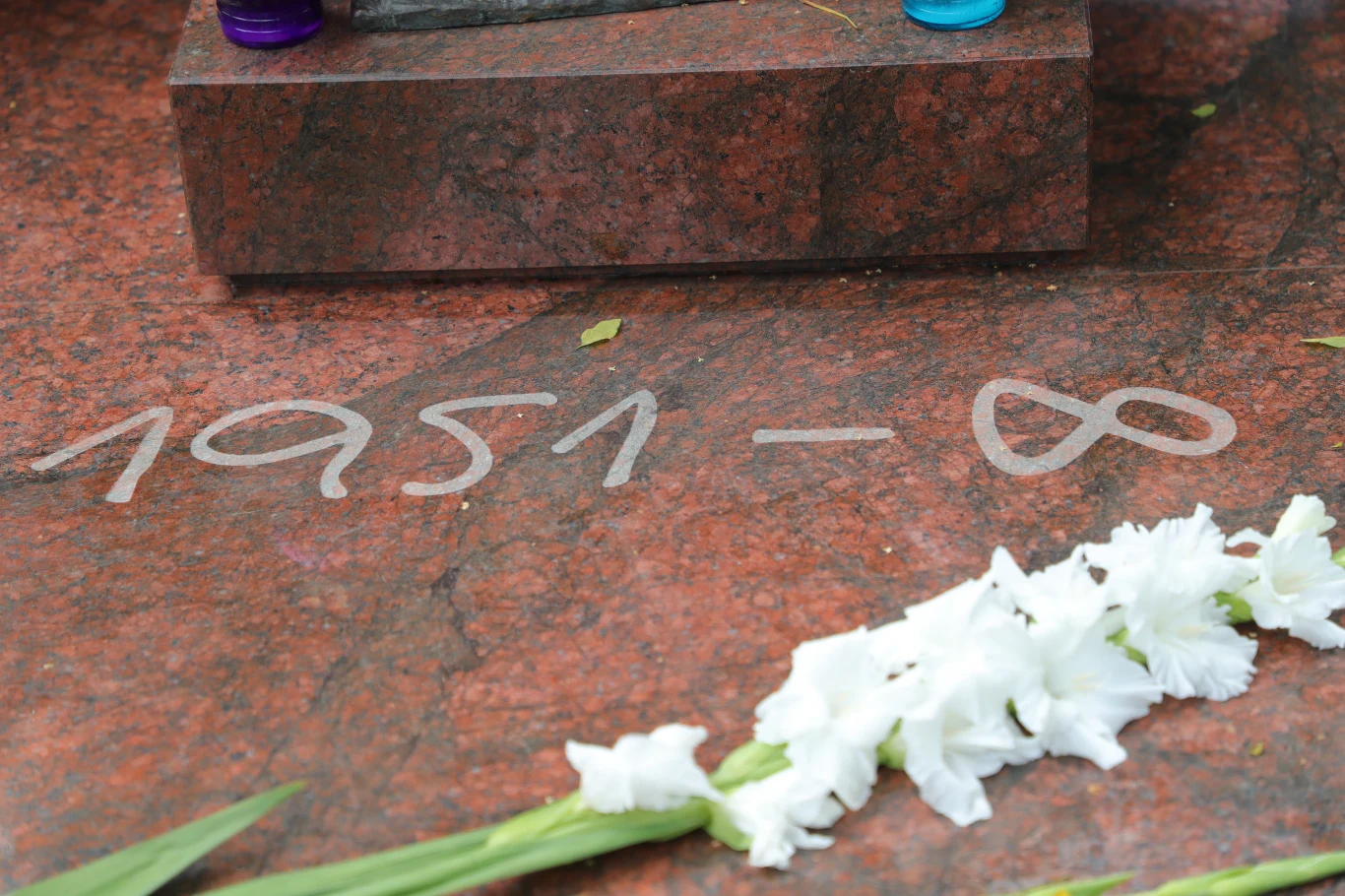 Na płycie są dwa napisy: Kora i rok urodzenia wraz ze znakiem nieskończoności. Na płycie są dwa napisy: Kora i rok urodzenia wraz ze znakiem nieskończoności.