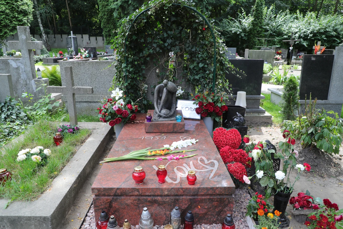 Kora na scenie zadebiutowała w 1975 roku u boku ówczesnego męża Marka Jackowskiego. Początkowo zespół, w którego składzie był również Milo Kurtis, nosił nazwę M-a-M i grał muzykę inspirowaną Bliskim Wschodem. Dopiero pod nazwą Maanam grupa zainteresowała się rockiem. Maanam z powodzeniem działał do 1986 roku. Następnie wznowił działalność w latach 90. Grupa występowała do 2008 roku, po czym nastąpiło jej rozwiązanie. Ostateczny kres zespołu nastąpił w maju 2013 r. gdy nagle zmarł Marek Jackowski. Kora na scenie zadebiutowała w 1975 roku u boku ówczesnego męża Marka Jackowskiego. Początkowo zespół, w którego składzie był również Milo Kurtis, nosił nazwę M-a-M i grał muzykę inspirowaną Bliskim Wschodem. Dopiero pod nazwą Maanam grupa zainteresowała się rockiem. Maanam z powodzeniem działał do 1986 roku. Następnie wznowił działalność w latach 90. Grupa występowała do 2008 roku, po czym nastąpiło jej rozwiązanie. Ostateczny kres zespołu nastąpił w maju 2013 r. gdy nagle zmarł Marek Jackowski.