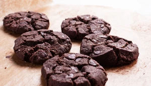 Dietetyczne ciastka owsiane bez pieczenia i bez cukru. Wystarczy wymieszać składniki w rondelku