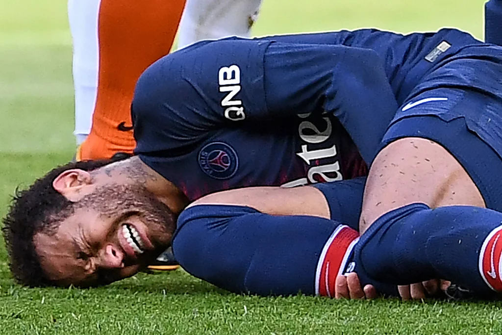 W styczniu 2019 roku zawodnik Paris-Saint Germain - Neymar był jedną z gwiazd FIFY 19. Brazylijska gwiazda doznała urazu podczas ligowego spotkania ze Strasbourgiem. Do gry dopiero wrócił w kwietniu, by…doznać urazu w czerwcu tuż przed turniejem Copa America. Kontuzja wykluczyła gwiazdora z udziału w prestiżowym południowoamerykańskim czempionacie. W styczniu 2019 roku zawodnik Paris-Saint Germain - Neymar był jedną z gwiazd FIFY 19. Brazylijska gwiazda doznała urazu podczas ligowego spotkania ze Strasbourgiem. Do gry dopiero wrócił w kwietniu, by…doznać urazu w czerwcu tuż przed turniejem Copa America. Kontuzja wykluczyła gwiazdora z udziału w prestiżowym południowoamerykańskim czempionacie.