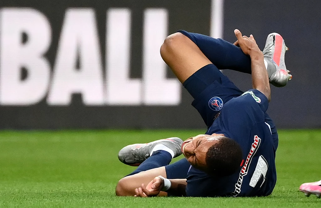 Ostatnim zawodnikiem, który wpisuje się w pechową serię jest Kylian Mbappe – młody Francuz kilka dni temu został ogłoszony gwiazdą najnowszej części gry. 22-letni napastnik PSG został brutalnie sfaulowany podczas finału Pucharu Francji. Skutek? Wykluczenie z gry na co najmniej kilka tygodni. Ostatnim zawodnikiem, który wpisuje się w pechową serię jest Kylian Mbappe – młody Francuz kilka dni temu został ogłoszony gwiazdą najnowszej części gry. 22-letni napastnik PSG został brutalnie sfaulowany podczas finału Pucharu Francji. Skutek? Wykluczenie z gry na co najmniej kilka tygodni.