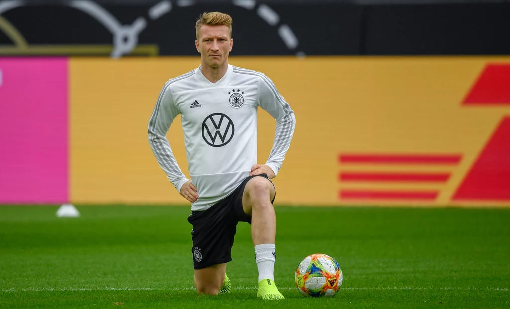Wówczas gwiazdą na okładce był ofensywny zawodnik Borussii Dortmund – Marco Reus. Niemiec otrzymał funkcję ambasadora gry dość niespodziewanie. Piłkarz nie był uznawany za topowego gracza ze światowej półki. Z pewnością ulegał takim zawodnikom Lionel Messi, Cristiano Ronaldo czy Robert Lewandowski. Reprezentował także dużo mniej renomowany klub. W 2017, jeszcze przed wydaniem FIFY 18 Reus doznał poważnej kontuzji. W meczu finału Pucharu Niemiec z Eintrachtem Frankfurt uszkodził kolano, co doprowadziło do sześciomiesięcznej absencji niemieckiego zawodnika. To był zaledwie początek pecha gwiazd okładek. Wówczas gwiazdą na okładce był ofensywny zawodnik Borussii Dortmund – Marco Reus. Niemiec otrzymał funkcję ambasadora gry dość niespodziewanie. Piłkarz nie był uznawany za topowego gracza ze światowej półki. Z pewnością ulegał takim zawodnikom Lionel Messi, Cristiano Ronaldo czy Robert Lewandowski. Reprezentował także dużo mniej renomowany klub. W 2017, jeszcze przed wydaniem FIFY 18 Reus doznał poważnej kontuzji. W meczu finału Pucharu Niemiec z Eintrachtem Frankfurt uszkodził kolano, co doprowadziło do sześciomiesięcznej absencji niemieckiego zawodnika. To był zaledwie początek pecha gwiazd okładek.