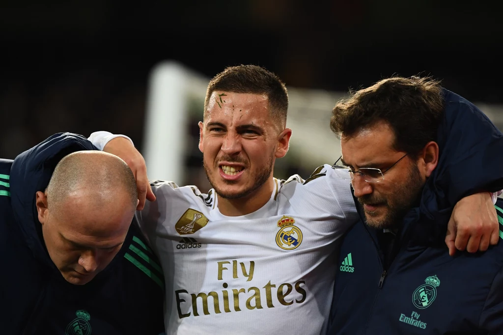 Na tym pechowa seria gwiazd futbolu się nie kończyła. W lecie 2019 roku największym hitem transferowym było przejście Edena Hazarda z Chelsea Londyn do Realu Madryt. Belg od grudnia 2019 do maja 2020 roku opuścił łącznie 143 dni. Jak się można domyślić – był gwiazdą okładki FIFY 20. Na tym pechowa seria gwiazd futbolu się nie kończyła. W lecie 2019 roku największym hitem transferowym było przejście Edena Hazarda z Chelsea Londyn do Realu Madryt. Belg od grudnia 2019 do maja 2020 roku opuścił łącznie 143 dni. Jak się można domyślić – był gwiazdą okładki FIFY 20.