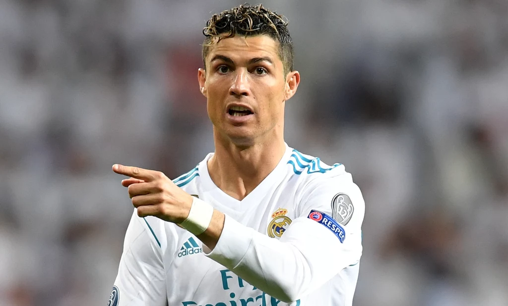 Rok później Cristiano Ronaldo widniał na półkach sklepowych na pudełku FIFY 18. Znakomity Portugalczyk nie doznał urazu, co jak się okazało później, było jedynie wyjątkiem. W jego karierze nastąpiła również istotna zmiana – po dziewięciu latach spędzonych na Estadio Santiago Bernabeu przeniósł się do Juventusu z Turynu. Rok później Cristiano Ronaldo widniał na półkach sklepowych na pudełku FIFY 18. Znakomity Portugalczyk nie doznał urazu, co jak się okazało później, było jedynie wyjątkiem. W jego karierze nastąpiła również istotna zmiana – po dziewięciu latach spędzonych na Estadio Santiago Bernabeu przeniósł się do Juventusu z Turynu.