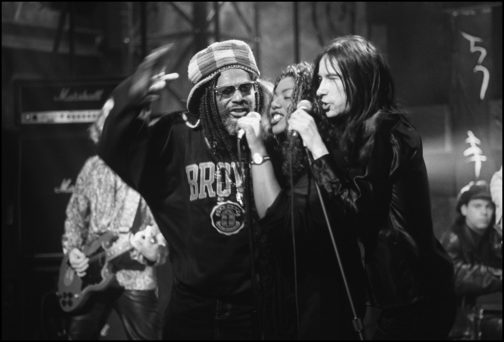 Denise Johnson (w środku) z George'em Clintonem (z lewej) i Bobbym Gillespiem z Primal Scream - 1996 r.