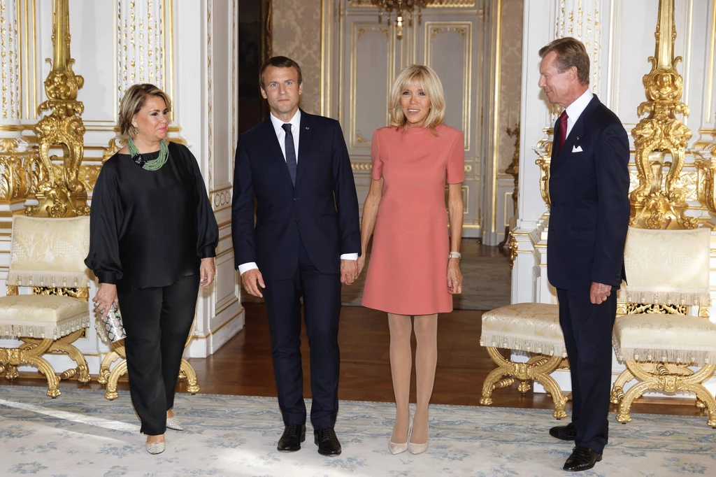 Brigitte Macron chętnie ubiera krótkie sukienki na oficjalne spotkania