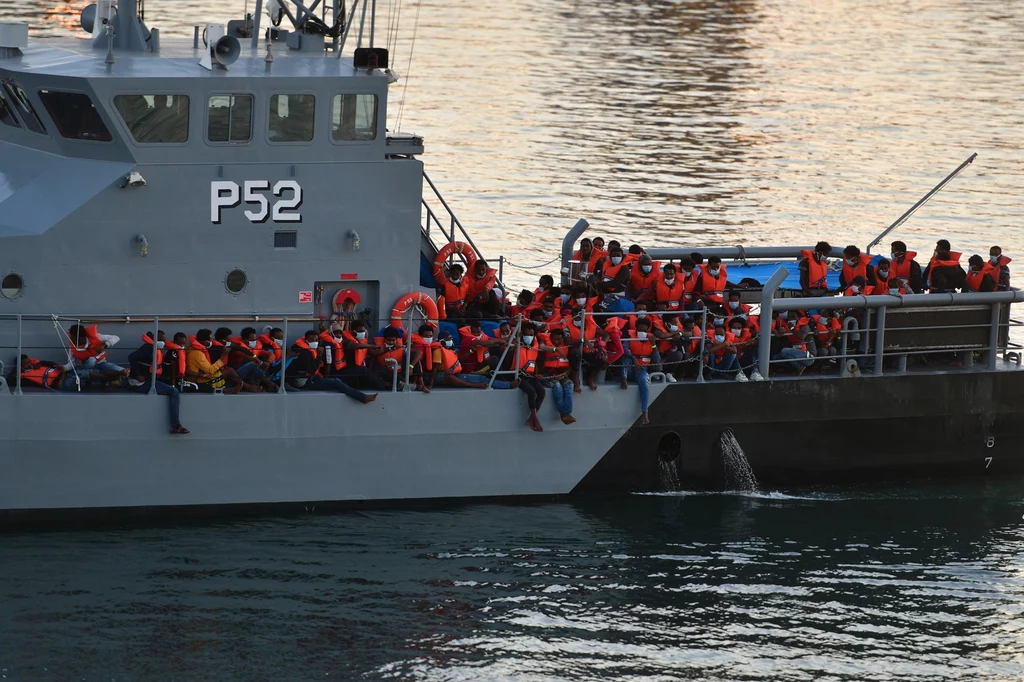 Już w niedzielę linia dla migrantów potrzebujących pomocy Alarm Phone podała, że ponton jest przeciążony i szybko nabiera wody. Wszyscy migranci zostali bezpiecznie przetransportowani na ląd i umieszczeni w bazie maltańskiej armii w pobliżu stolicy kraju, Valletty. Na zdjęciu: Migranci uratowani 27 lipca 2020 przez maltańskie służby Już w niedzielę linia dla migrantów potrzebujących pomocy Alarm Phone podała, że ponton jest przeciążony i szybko nabiera wody. Wszyscy migranci zostali bezpiecznie przetransportowani na ląd i umieszczeni w bazie maltańskiej armii w pobliżu stolicy kraju, Valletty. Na zdjęciu: Migranci uratowani 27 lipca 2020 przez maltańskie służby