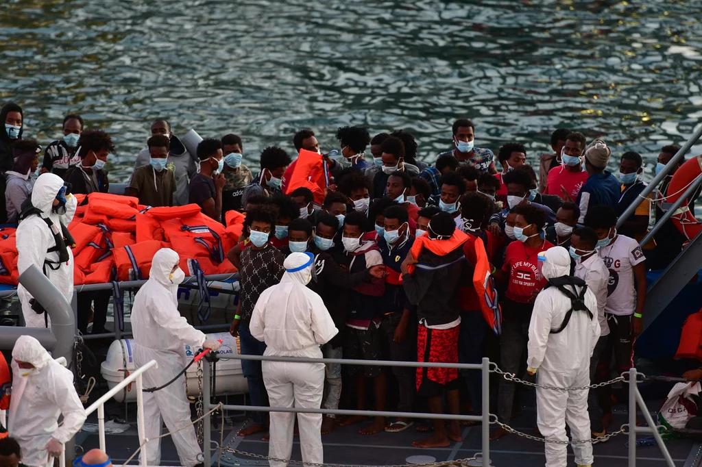 Przed dziesięcioma dniami maltańska łódź patrolowa uratowała na Morzu Śródziemnym grupę 63 migrantów, których następnie przewiozła na Maltę. Jeden z migrantów miał pozytywny wynik badania na obecność koronawirusa. Maltańskie służby medyczne poddały kwarantannie całą grupę. Na zdjęciu: Migranci uratowani 27 lipca 2020 przez maltańskie służby Przed dziesięcioma dniami maltańska łódź patrolowa uratowała na Morzu Śródziemnym grupę 63 migrantów, których następnie przewiozła na Maltę. Jeden z migrantów miał pozytywny wynik badania na obecność koronawirusa. Maltańskie służby medyczne poddały kwarantannie całą grupę. Na zdjęciu: Migranci uratowani 27 lipca 2020 przez maltańskie służby