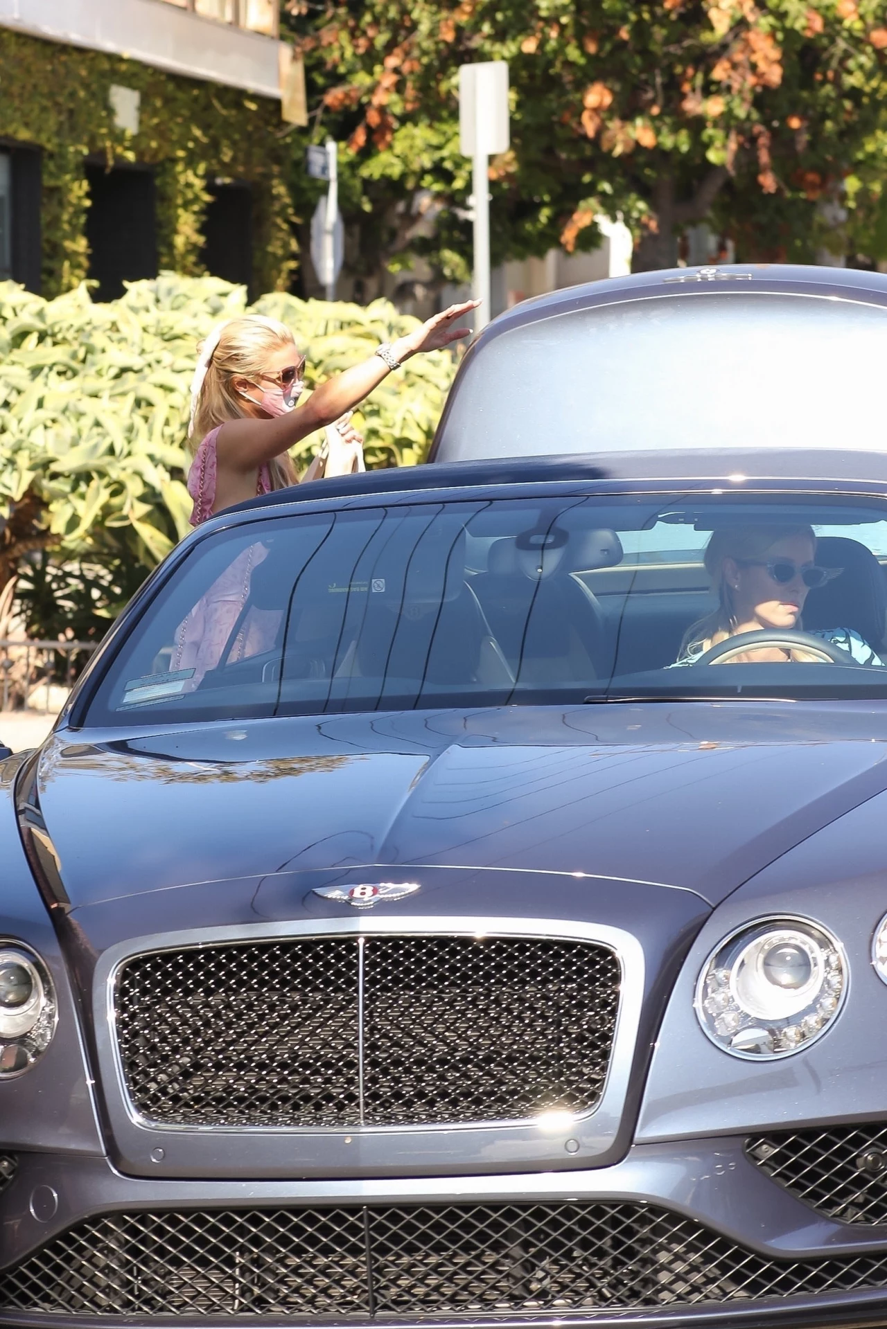 Najwyraźniej Paris Hilton pozostaje wierna swojemu stylowi. Nie ma w tym niczego złego, jeżeli tylko dobrze się w nim czuje. Najwyraźniej Paris Hilton pozostaje wierna swojemu stylowi. Nie ma w tym niczego złego, jeżeli tylko dobrze się w nim czuje.