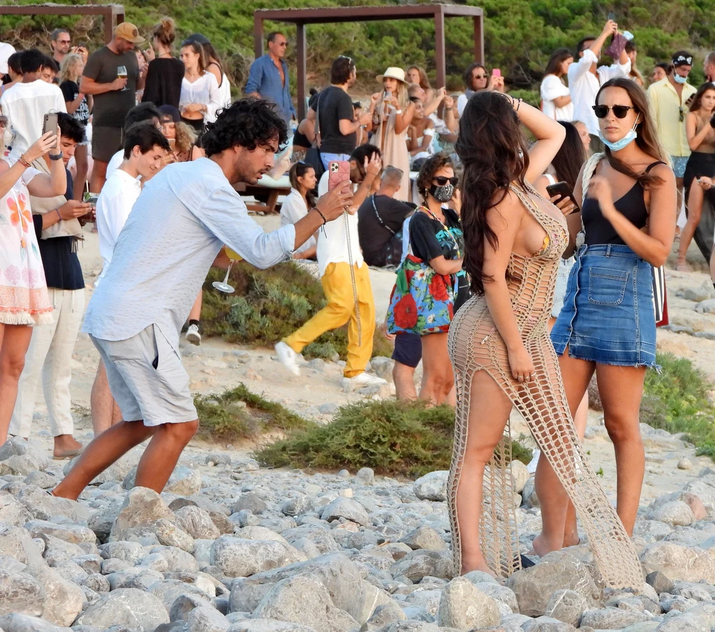 Niedawno celebrytka została przyłapana przez fotoreporterów na plaży w Hiszpanii. Założyła sukienkę, która więcej odkrywała, niż zakrywała... Niedawno celebrytka została przyłapana przez fotoreporterów na plaży w Hiszpanii. Założyła sukienkę, która więcej odkrywała, niż zakrywała...