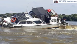 Łódź zawisła na progu spiętrzającym na Wiśle. W środku rodzina z dziećmi