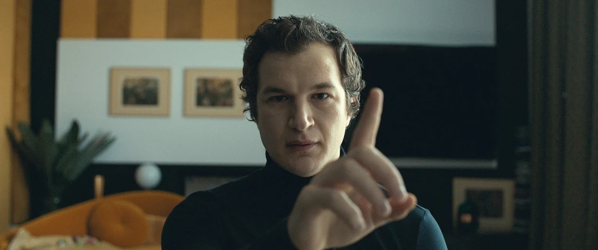 W oficjalnym opisie filmu czytamy, że pewnego mglistego poranka w mieście pojawia się ON - atrakcyjny mężczyzna z prawdziwego, egzotycznego wschodu. Żenia, bo tak brzmi jego imię, ma dar. Jego ręce leczą, a oczy zaglądają w dusze samotnych kobiet. W oficjalnym opisie filmu czytamy, że pewnego mglistego poranka w mieście pojawia się ON - atrakcyjny mężczyzna z prawdziwego, egzotycznego wschodu. Żenia, bo tak brzmi jego imię, ma dar. Jego ręce leczą, a oczy zaglądają w dusze samotnych kobiet.