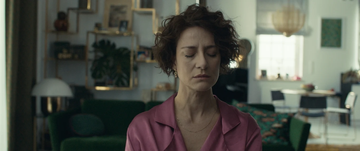 W Żenię wcieli się znany z serialu "Stranger Things" Alec Utgoff. W pozostałych rolach zobaczymy m.in. Maję Ostaszewską, Agatę Kuleszę i Weronikę Rosati (wszystkie trzy w mocno nietypowych stylizacjach), a także Katarzynę Figurę, Łukasza Simlata, Krzysztofa Czeczota oraz Andrzeja Chyrę. W Żenię wcieli się znany z serialu "Stranger Things" Alec Utgoff. W pozostałych rolach zobaczymy m.in. Maję Ostaszewską, Agatę Kuleszę i Weronikę Rosati (wszystkie trzy w mocno nietypowych stylizacjach), a także Katarzynę Figurę, Łukasza Simlata, Krzysztofa Czeczota oraz Andrzeja Chyrę.