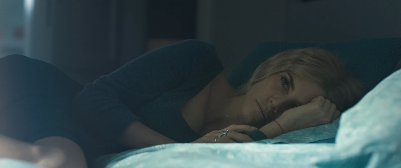 Mężczyzna zatrudnia się jako masażysta na bogatym osiedlu pod miastem. Pracując dla ludzi odgrodzonych murem od "gorszego" świata, poznaje ich historie i osobiste dramaty. Wkrótce niezwykłe zdolności Żeni odmienią życie każdego z nich. Mężczyzna zatrudnia się jako masażysta na bogatym osiedlu pod miastem. Pracując dla ludzi odgrodzonych murem od "gorszego" świata, poznaje ich historie i osobiste dramaty. Wkrótce niezwykłe zdolności Żeni odmienią życie każdego z nich.