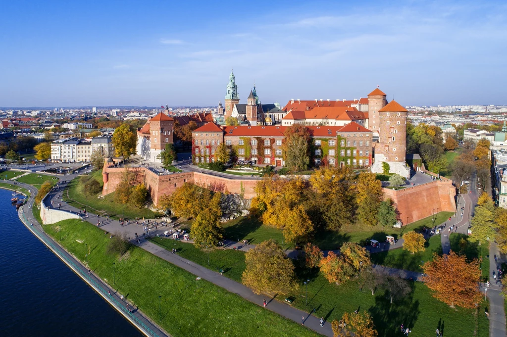 Zamek Królewski na Wawelu to turystyczna wizytówka Polski, jednakże bilety wstępu za jego zwiedzanie potrafią zwalić z nóg