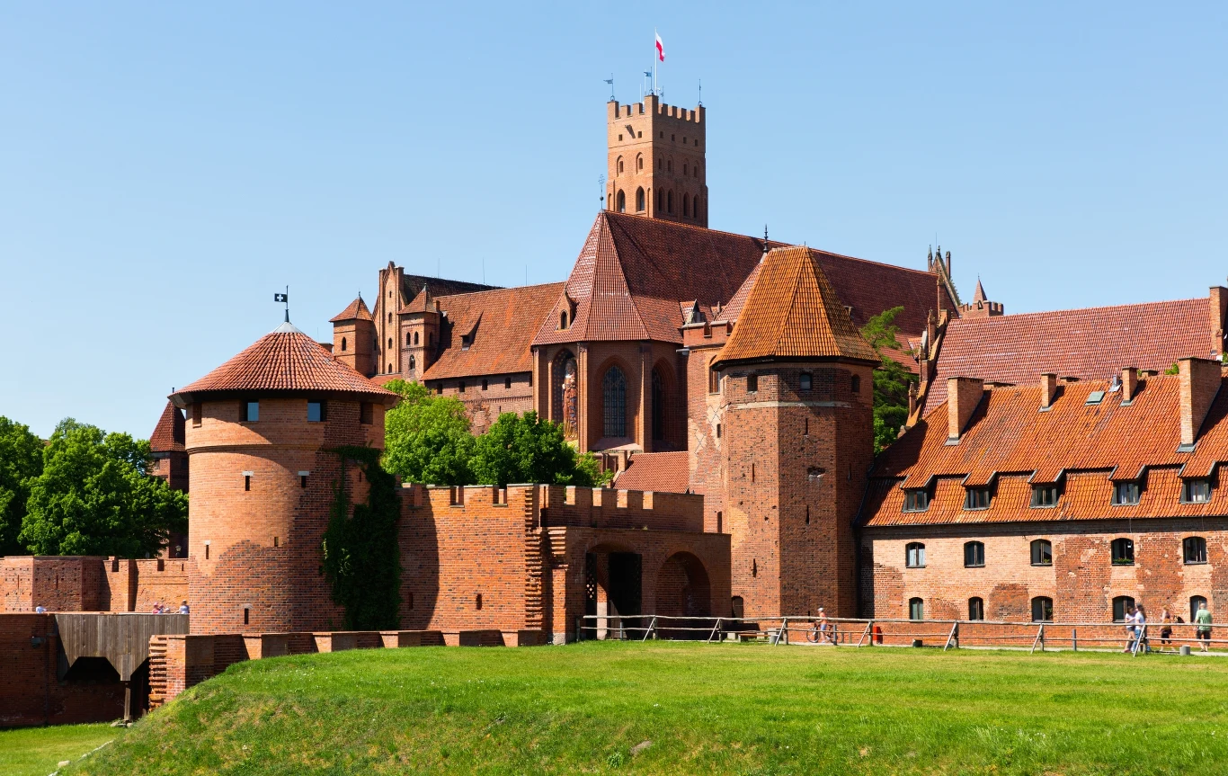 Zamek w Malborku to największy z zachowanych w Europie zamków średniowiecznych. To potężna twierdza, którą można zwiedzać. Zamek w Malborku to największy z zachowanych w Europie zamków średniowiecznych. To potężna twierdza, którą można zwiedzać.