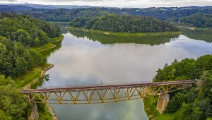 Most kolejowy nad Jeziorem Pilchowickim na Dolnym Śląsku (29 lipca 2020)