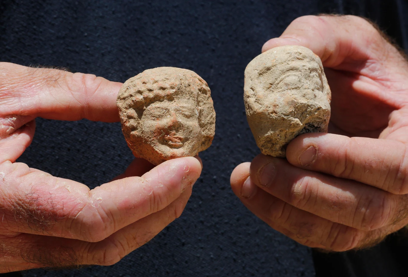 Wewnątrz archeologowie odnaleźli 120 glinianych pieczęci z ilustracjami i inskrypcjami w języku hebrajskim.