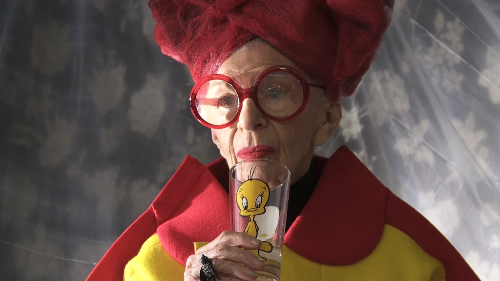 Iris Apfel mówi o sobie, że jest "najstarszą żyjącą nastolatką" 