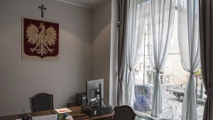 Wybita szyba w biurze przy ul. Długiej