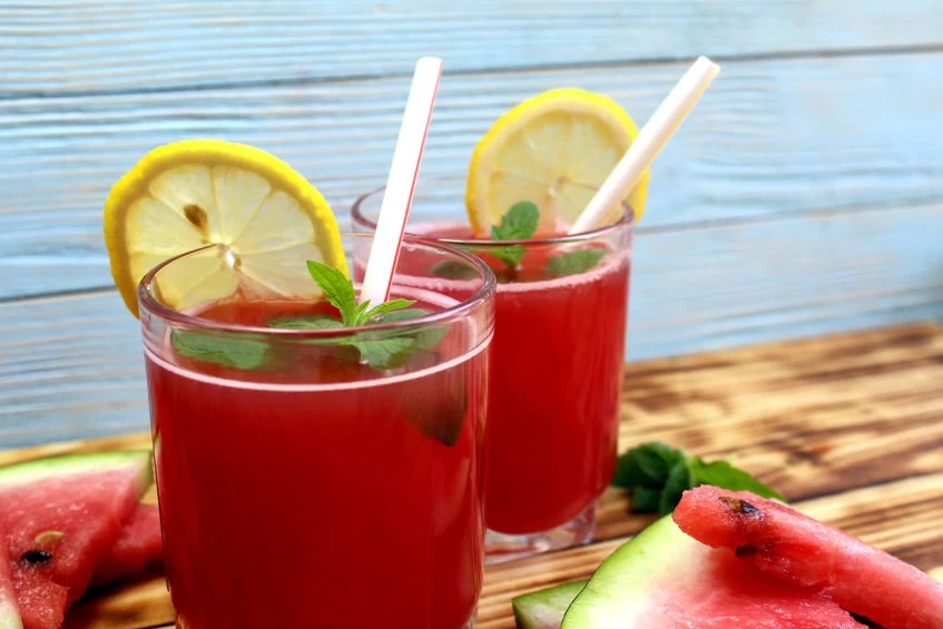 Lemoniadę serwujemy z dodatkiem kostek lodu i listków świeżej mięty Lemoniadę serwujemy z dodatkiem kostek lodu i listków świeżej mięty