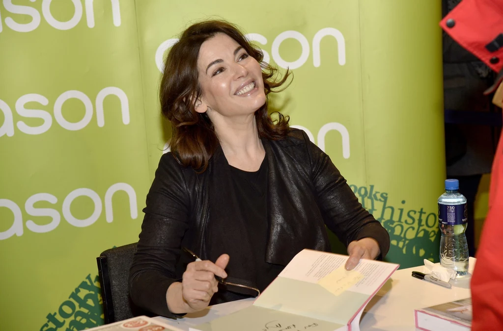 Nigella Lawson to popularna brytyjska prezenterka telewizyjna i autorka książek kulinarnych. Zdobyła sporą popularność za sprawą programów: "Nigella gryzie" oraz "Wieczne lato z Nigellą". Dziennikarka zawarła chyba jakiś pakt z diabłem, bo patrząc na nią, aż trudno uwierzyć, że ma już sześćdziesiątkę! 