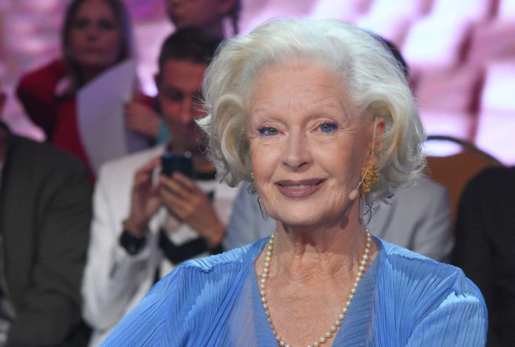 Beata Tyszkiewicz jest przez wielu nazywana "pierwszą damą polskiego filmu". To przez jej arystokratyczne pochodzenie, ale również za sprawą ogólnej prezencji i charyzmy, którymi zachwyca od wielu lat. Aktorka nigdy nie zapomina o delikatnym makijażu i schludnym stroju. Wie, jak zachować umiar. Ma 81 lat i wygląda po prostu fenomenalnie! 