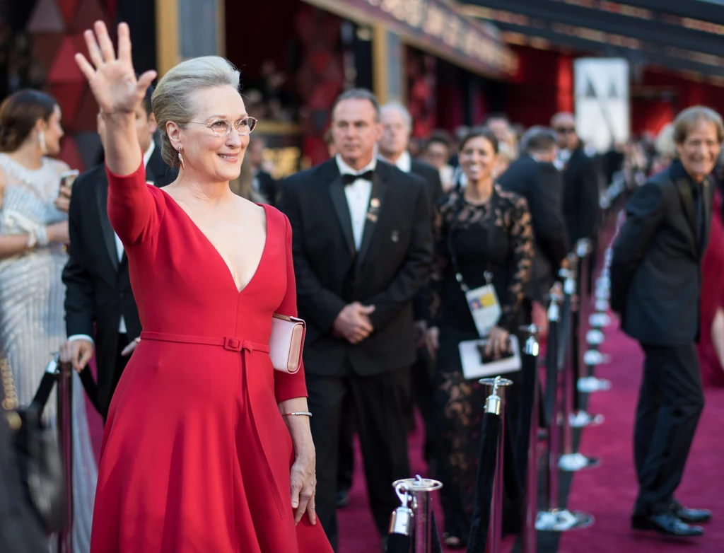 Dacie wiarę, że Meryl Streep ma już 71 lat? Aktorka potrafi starzeć się z godnością i otwarcie o tym mówi. Jest wielką przeciwniczką operacji plastycznych i żywym dowodem na to, że można być piękną kobietą w dojrzałym wieku. 