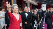 Dacie wiarę, że Meryl Streep ma już 71 lat? Aktorka potrafi starzeć się z godnością i otwarcie o tym mówi. 

Jest wielką przeciwniczką operacji plastycznych i żywym dowodem na to, że można być piękną kobietą w dojrzałym wieku. 