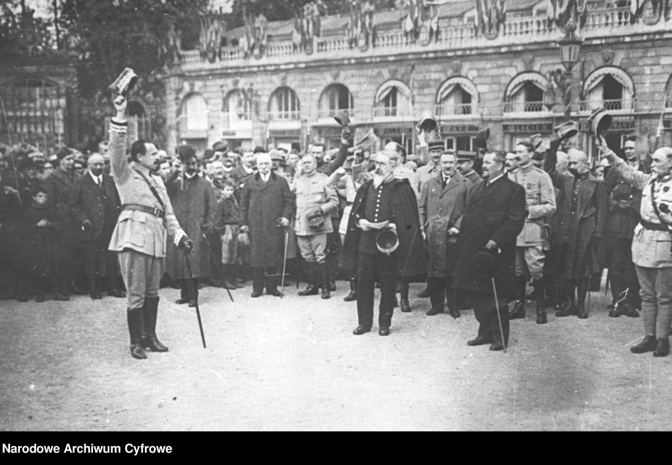 Armia polska we Francji - powitanie generała Józefa Hallera (na pierwszym planie pierwszy z lewej), rok 1918 Armia polska we Francji - powitanie generała Józefa Hallera (na pierwszym planie pierwszy z lewej), rok 1918