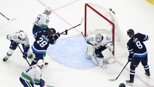 Mecz Winnipeg Jets - Vancouver Canucks (białe koszulki)