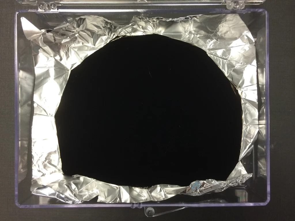 Vantablack - najczarniejsza ze znanych ludzkości substancji. Absorbuje aż 99 proc. widzialnego światła