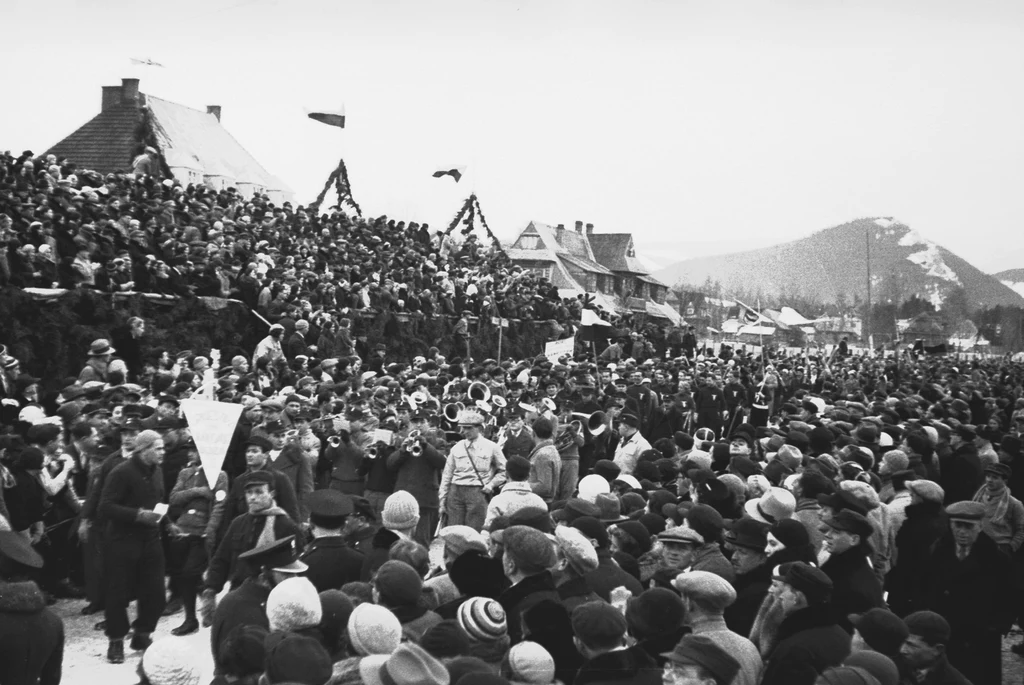 Makabiada 1933 w Zakopanem. Tłum kibiców na ceremonii otwarcia zawodów