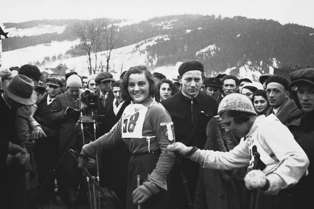 Makabiada 1933. Trude Riegelhaupt, uczestniczka biegu na 8 km, wśród kibiców