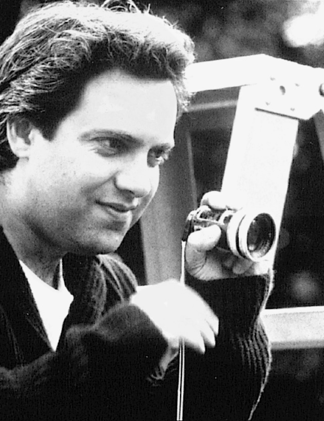 Sam Mendes przyszedł na świat 1 sierpnia 1965 r. w angielskim mieście Reading, położonym w hrabstwie Berkshire. Jest wnukiem pisarza Alfreda Huberta Mendesa, a także jedynym synem pisarki książek dla dzieci, poetki Valerie Mendes i wykładowcy literatury angielskiej Jamesona Petera Mendesa. Jego rodzice rozwiedli się, gdy miał zaledwie trzy lata. Sam zamieszkał z matką w Oxfordshire i - jak podkreślał po latach - od niej uczył się etyki pracy. Jako nastolatek uczęszczał do Magdalen College School. W wolnym czasie lubił chodzić z ojcem do kina. Spektakli teatralnych nie oglądał. 

"Nie byliśmy zbyt majętni. A poza tym dopóki rodzice nie zabrali mnie do Stratford i nie zainteresowałem się Szekspirem, nie istniało jakiekolwiek prawdopodobieństwo, że będę w przyszłości zajmował się teatrem" - wspominał w rozmowie z "The Guardian".