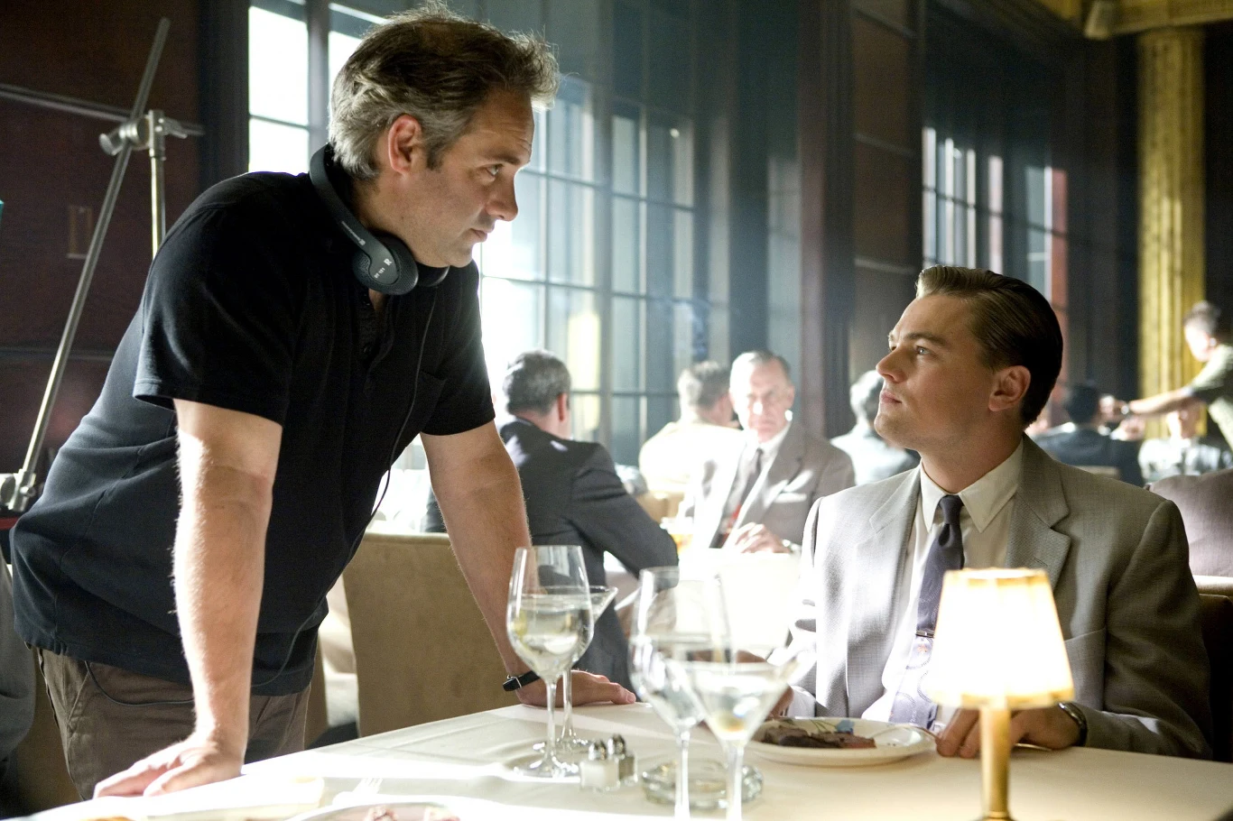 Także w kolejnych dziełach Brytyjczyk opowiadał o bohaterach, którzy nie są jednowymiarowi. Anthony Swofford (Jake Gyllenhaal) z filmu "Jarhead. Żołnierz piechoty morskiej" z 2005 r. przechodzi drogę od przerażonego walką młodego żołnierza po rasowego wojownika, a April Wheeler (Kate Winslet - ówczesna żona reżysera) z "Drogi do szczęścia" z 2008 r. - od szczęśliwie zakochanej, optymistycznie spoglądającej w przyszłość młodej kobiety po rozczarowaną małżeństwem, sfrustrowaną żonę.

Na zdjęciu: Sam Mendes z Leonardem DiCaprio na planie "Drogi do szczęścia"
