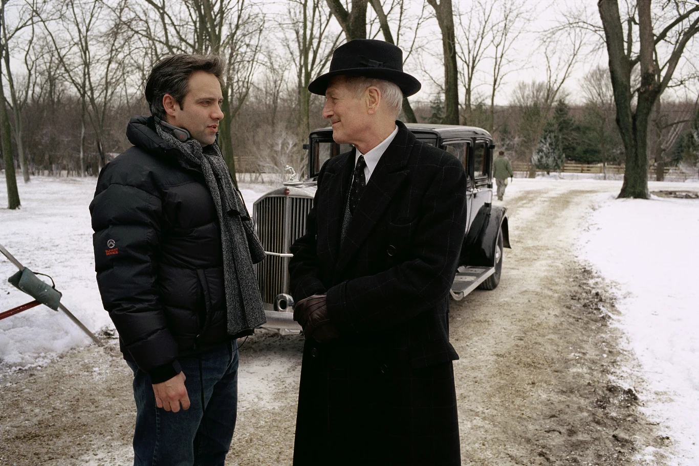 Trzy lata później Mendes powrócił na wielki ekran z dramatem gangsterskim "Droga do zatracenia". Film, w którym wystąpili m.in. Jude Law i Paul Newman, przyniósł twórcom sześć nominacji do Oscara, z których jedna zamieniła się w statuetkę za najlepsze zdjęcia (Conrad L. Hall). Jego głównym bohaterem jest Michael Sullivan (w tej roli Tom Hanks) - zawodowy zabójca pracujący dla irlandzkiej mafii, a prywatnie ojciec dwóch synów, który nie radzi sobie w relacjach z nimi. Sytuacja komplikuje się, gdy starszy z synów staje się świadkiem egzekucji dokonanej przez Michaela. "W każdym człowieku istnieje dobro i zło. Nigdy nie szukam wyłącznie dobra lub zła" - mówił Mendes o postaci granej przez Hanksa.