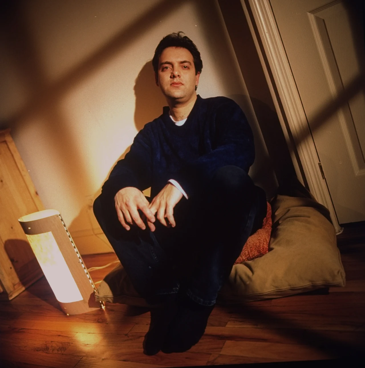 Okres wzmożonej edukacji teatralnej i filmowej nadszedł dopiero podczas studiów w Cambridge. Mendes został członkiem Marlowe Society i zrealizował kilka przedstawień, wśród nich "Cyrano de Bergerac" wg Edmonda Rostanda z Tomem Hollanderem w roli głównej. Po studiach rozpoczął pracę w Chichester Festival Theatre, gdzie jako asystent reżysera współpracował m.in. przy produkcji "Major Barbary" wg George’a Bernarda Shawa.

W 1989 r. wyreżyserował "Wiśniowy sad" wg Antoniego Czechowa na West Endzie. W spektaklu wystąpiła m.in. Judy Dench. Niedługo później Mendes dołączył do zespołu Royal Shakespeare Company, gdzie można było oglądać jego realizacje m.in. "Ryszarda III" "Troilusa i Kresydy" oraz "Burzy" wg Williama Szekspira. Współpracował także z Royal National Theatre, w którym stworzył m.in. spektakle "Otello" wg Szekspira, "Morze" wg Edwarda Bonda i "Urodziny Stanleya" wg Harolda Pintera.