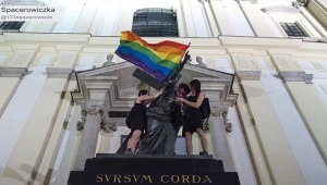 Na pomniku Chrystusa w Warszawie pojawiła się m.in. tęczowa flaga